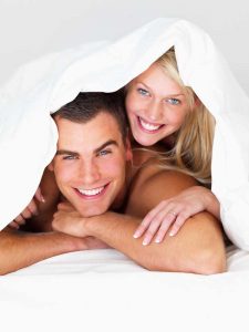 paar-unter-decke-medium